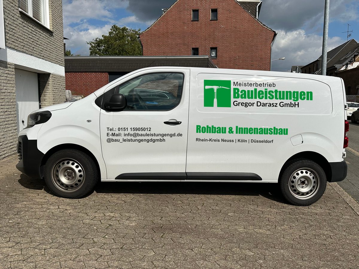 Beschrifteter Firmenwagen der Bauleistungen Gregor Darasz GmbH – unterwegs im Rhein-Kreis Neuss